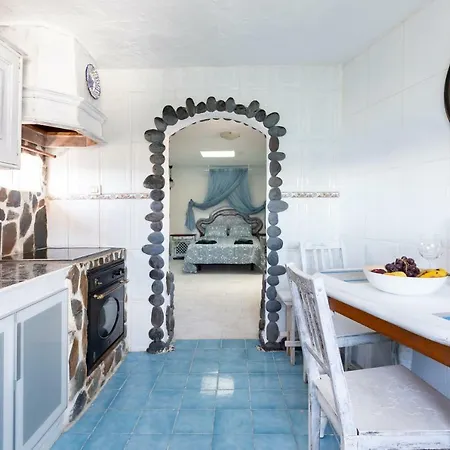 Homelike Romantic Sea Front House Pool غيمار